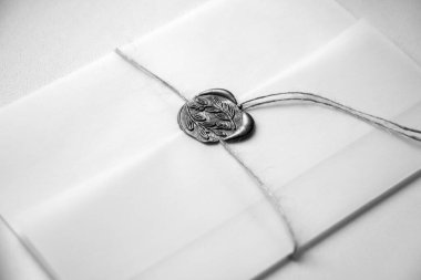 Üst düzey makro klasik altın kraliyet tarihi sanat tarzı kapalı tabela markalı sahte teslimat tasarımı. Açık parlak altın beig kahverengi renk dizgi kravat tablosu metin efektine basın