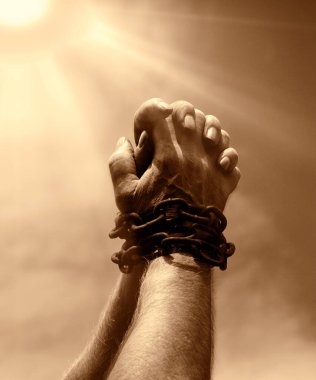 Eski üzücü ümitsizlik korkusu stres adamı dua ediyor. Umarım güneş mavi metin alanını aydınlatır. Yakından adam kaçırma limiti. Bilek bilek, halat bağlama, taciz. Umutsuz vaka.