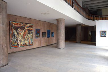 12 Haziran 2012. Kiev, Ukrayna 'daki sanat galerisi. Çağdaş Ukraynalı sanatçıların çeşitli tablolarının teşhir edilmesi