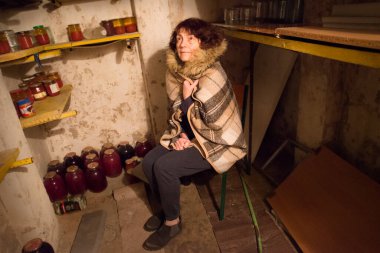Putin bombacısı terörü yetişkin hasta kadın panikledi bekle Avrupa 'nın Kharkiv şehrinin eski konsept metin uzayını araştırmasına yardım et. İnsan acısı hayat kurtarır Tanrı 'ya karanlık şehir duvarının içinde barış için dua et.