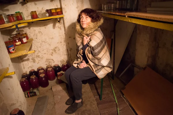 Putin Bombardero Terror Adulto Pobre Señora Enferma Pánico Cara Sentarse — Foto de Stock