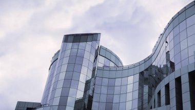 Yeni büyük kıvrımlı görkemli kıvrımlı çelik geometri bükülmüş eski otel konsepti proje konseptini oluşturdu. Ön gelecekteki teknoloji tarzı ev inşa et açık hava seyahat görüntüsü ışık bulutlu metin alanı arkaplanı