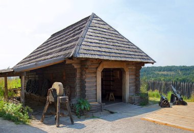 Hortitsa fort city 2019. Rustik Zaporizhia Sich Hortica savaş kalesi kasaba silah muhafızları ordu öğütücü müzesi. Geçmiş yüzyıl ahşap ev ahşap bahçe büyük daire demirci taş sahne mavi gökyüzü