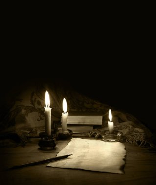 Kahverengi çağ paçavrası, kutsal Hristiyan İsa 'nın kutsal İncil' i, Torah hukuk kitabı yazarı, koyu siyah masa başı direği, natürmort yaşam metni uzay afişi. Kapat görünüm günlüğü not defteri edebi sanat metni parşömeni okudu