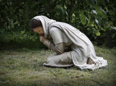 Yalnız, yetişkin, Doğu İsrail Yahudi portresi beyaz, eski moda bornoz giyen bayanın İsa Mesih 'e dileklerini sorduğunu vurguladı. Günah ergen ruhu, mutlu bir mutluluk için yalvar. Şükürler olsun. Barış için şükret.