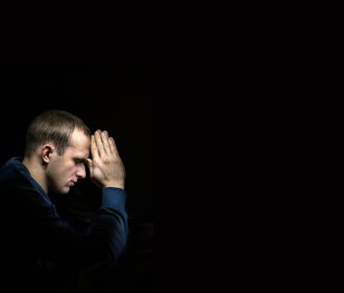 Dramatik Ortodoks Protestan Vaftizci Dindar Yalnız Stres Genç beyaz adam diz çöküp yalvarıyor. Karanlık arkaplanda metin için alanı olan modern düşünce kavramı eşuzay