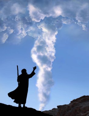 Retro Holy Jesus Christ yetişkin yaş Mısırlı bilge aziz erkek insan yükselen kol ışık bulutlu görüş. Ortadoğu Yahudi cübbesi. Lord Law Torah hikayesi. Sihirli İsrailliler tahta çubuk kamışı sembolü kavramına sahipler.