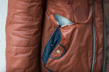 Soyut detay makro görünümünü kapat kötü kaba toprak yaş, çatalı kes retro kırmızı renk erkek yün elyaf boş metin alanı kenar tasarımı. Kaliteli eski tarz ikinci el kollu yüzey