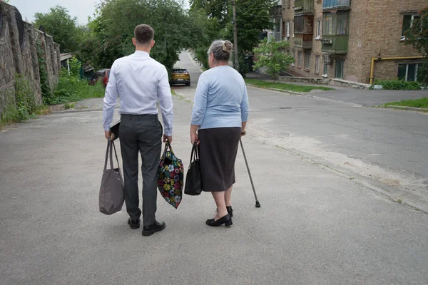 Ung Frivillig Donera Arbete Pojke Guide Besök Stå Svag Pensionär — Stockfoto