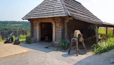 Hortitsa fort city 2019. Rustik Zaporizhia Sich Hortica savaş kalesi kasaba silah muhafızları ordu öğütücü müzesi. Geçmiş yüzyıl ahşap ev ahşap bahçe büyük daire demirci taş sahne mavi gökyüzü