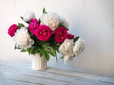 Eski antika sanat eserleri yumuşak pastel masa masası metin fotokopisi uzayı. Güzel, nazik, parlak güneş ışığı yaprağı yemyeşil tomurcuk baş bitki sembolü yaşam sembolü tebrik kartı arka plan afişini kapat