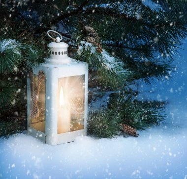 Mutlu noeller arifesi, donmuş buz kıvılcımları hala hayat metni sahnesi. Retro sihirli sıcak parıltı sanat dekorasyonu parlak ateş yanığı dışında süslü çam parti afişi dekor kart tasarımı