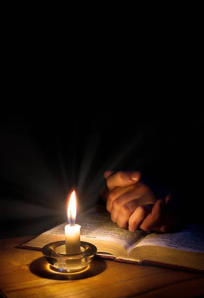 Взрослые Священники Просят Сложить Пальцы Книга Жизни Священного Пророка Новая — стоковое фото