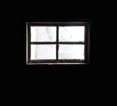 Paslı eski şehir yağmuru, boş boş çiftlik tuğlası kulübesi, loş delik, güneşli aydınlık beyaz gökyüzü. Kötü kırık çatlak yıpranmış ağ kasveti dağınık sınır duvarı metin alanı