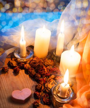 Samimi antika kutsal hatıra günü karanlık akşam evi banyosu mavi gökyüzü penceresi yazı uzayı afişi bile. Eski, yıpranmış beyaz masayı kapat. Hâlâ hayattayız. Pembe mumla aydınlatılmış sanat tebrik kartı dekoru.