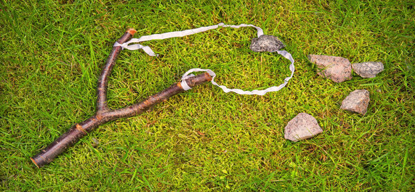 Закрыть деталь макросом плохо грубая кожа античного ретро возраста эластичная трещина повредила рок-спорт бланк пустое текстовое пространство. Древний еврей Дэвид безопасность безопасной войны тянуть хобби досуга лежат зеленый парк лужайка