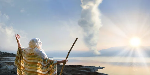レトロな聖なるイエス キリスト大人の年齢賢明な聖人男性人間の上昇腕は木の杖ロッド杖バックビューを保持します 中東ユダヤの布主法Torah脱出物語魔法エジプト曇り煙太陽光シンボルコンセプト — ストック写真