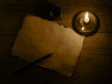 Kahverengi çağ yırtık paçavrası yırtılmış İncil Torah hukuk kitabı yazarı karanlık masa başı direği hala yaşam metni arkaplanı. Üst görünüm günlüğünü kapat ve edebi sanat senaryosu kaydırma kenarlığını oku