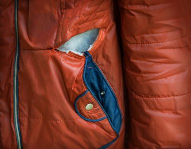 Soyut detay makro görünümünü kapat kötü kaba toprak yaş, çatalı kes retro kırmızı renk erkek yün elyaf boş metin alanı kenar tasarımı. Kaliteli eski tarz ikinci el kollu yüzey