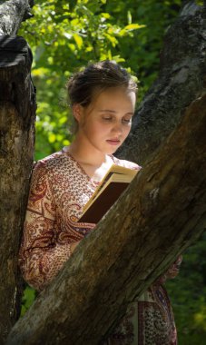Oldukça sevimli yetişkin insan dinlenme bak eski yaşam umutlarını incele. Güneş ışığı arkaplanı. Sayfayı kapat, metin alanını kapat. Antik çocuk bayan eski kutsal İsa aşkına kilise okulu tarihi hobisi