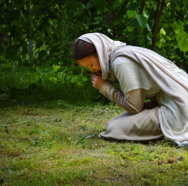 Yalnız, yetişkin, Doğu İsrail Yahudi portresi beyaz, eski moda bornoz giyen bayanın İsa Mesih 'e dileklerini sorduğunu vurguladı. Günah ergen ruhu, mutlu bir mutluluk için yalvar. Şükürler olsun. Barış için şükret.