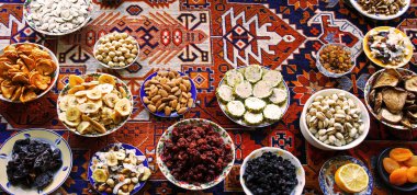Bir sürü lezzetli kayısı şekeri, kaju fıstığı, badem şekeri, ceviz yığını, çay, retro, halı dokusu metni karışımı. Kapalı bakış. Bayram, bayram, beslenme, halva, hasat ziyafeti, parti grubu.