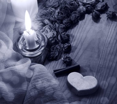 Samimi antika kutsal hatıra günü karanlık akşam evi banyosu mavi gökyüzü penceresi yazı uzayı afişi bile. Eski, yıpranmış beyaz masayı kapat. Hâlâ hayattayız. Pembe mumla aydınlatılmış sanat tebrik kartı dekoru.