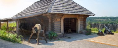 Hortitsa fort city 2019. Rustik Zaporizhia Sich Hortica savaş kalesi kasaba silah muhafızları ordu öğütücü müzesi. Geçmiş yüzyıl ahşap ev ahşap bahçe büyük daire demirci taş sahne mavi gökyüzü