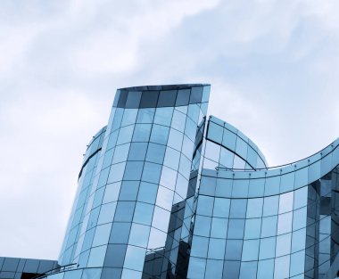 Yeni büyük kıvrımlı görkemli kıvrımlı çelik geometri bükülmüş eski otel konsepti proje konseptini oluşturdu. Ön gelecekteki teknoloji tarzı ev inşa et açık hava seyahat görüntüsü ışık bulutlu metin alanı arkaplanı