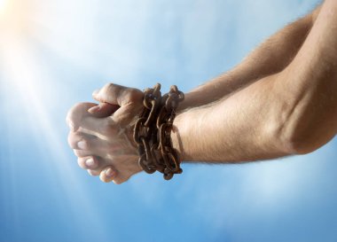 Eski üzücü ümitsizlik korkusu stres adamı dua ediyor. Umarım güneş mavi metin alanını aydınlatır. Yakından adam kaçırma limiti. Bilek bilek, halat bağlama, taciz. Umutsuz vaka.