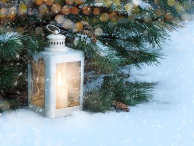 Mutlu noeller arifesi, donmuş buz kıvılcımları hala hayat metni sahnesi. Retro sihirli sıcak parıltı sanat dekorasyonu parlak ateş yanığı dışında süslü çam parti afişi dekor kart tasarımı