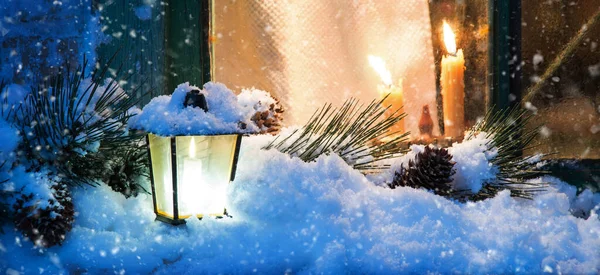 Frohe Fröhliche Vorabend Verschwimmen Gefrorenen Eisfunken Schneebedeckten Zweig Blaue Dämmerung — Stockfoto