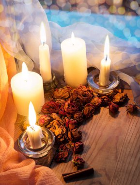 Samimi antika kutsal hatıra günü karanlık akşam evi banyosu mavi gökyüzü penceresi yazı uzayı afişi bile. Eski, yıpranmış beyaz masayı kapat. Hâlâ hayattayız. Pembe mumla aydınlatılmış sanat tebrik kartı dekoru.