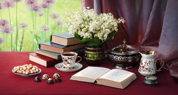 歴史的な聖書の時代の芸術文化の愛ホームパークは オープン古い聖書のページの歴史のテキストスペースを学びます トルコの花の花の葉はまだ人生春の結婚式の装飾おいしい甘いナッツ治療ミルクモカクリームジャージャグプレート — ストック写真
