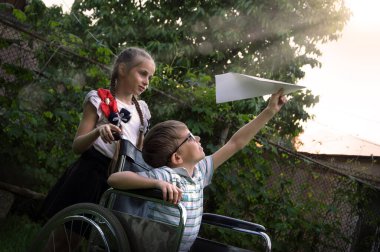 Sevimli 2 aktif sağlık neşe neşesi gülümseme duygusal hasta ergen yüz gezintisi komik kağıt oyuncaklar uçak sahnesi konsepti. Açık yaz otları okul yaşam tarzını bahçe manzaralı hale getiriyor.