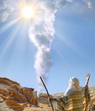 Retro Holy Jesus Christ yetişkin yaş Mısırlı bilge aziz erkek insan yükselen kol ışık bulutlu görüş. Ortadoğu Yahudi cübbesi. Lord Law Torah hikayesi. Sihirli İsrailliler tahta çubuk kamışı sembolü kavramına sahipler.