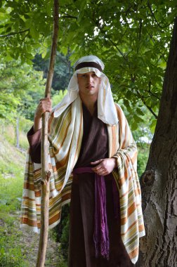 Kırsal kesimde yaşayan yetişkin İslami Orman Seyahati Göçebe erkek işçi ahşap çiftliği çalışanı, sevgi dolu umut yüzü olduğunu düşünüyor. Orta Doğu Asyalı giysisi. Kutsal İsrail. Yüce Tanrım.