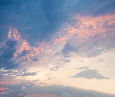 İlkbahar kapanış sahnesi açık, yüksek gün sahnesi koyu mor kış dumanı buhar fırtınası buhar buharı sanat tarzı kopyalama alanı. Parlak yağmurlu, rüzgarlı, bulanık, boş, boş, kasvetli, yağmurlu gökyüzü uzay tasarımı.