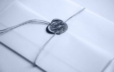 Üst düzey makro klasik altın kraliyet tarihi sanat tarzı kapalı tabela markalı sahte teslimat tasarımı. Açık parlak altın beig kahverengi renk dizgi kravat tablosu metin efektine basın