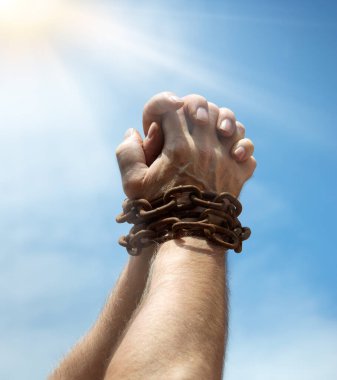 Eski üzücü ümitsizlik korkusu stres adamı dua ediyor. Umarım güneş mavi metin alanını aydınlatır. Yakından adam kaçırma limiti. Bilek bilek, halat bağlama, taciz. Umutsuz vaka.