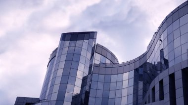 Yeni büyük kıvrımlı görkemli kıvrımlı çelik geometri bükülmüş eski otel konsepti proje konseptini oluşturdu. Ön gelecekteki teknoloji tarzı ev inşa et açık hava seyahat görüntüsü ışık bulutlu metin alanı arkaplanı