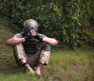 Yalnız başına yorgun ABD Vatansever Donanma Birimi 'nden erkek adam dinlenir ellerini kollarını açar. Tehlike arz eden Orman Ağacı Mesaj Alanı' na bak. Tek endişem, insan ağlaması. Kaybolmuş tıbbi kahraman Tanrı inancı kavramı.
