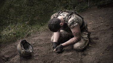 Yalnız başına yorgun ABD Vatansever Donanma Birimi 'nden erkek adam dinlenir ellerini kollarını açar. Tehlike arz eden Orman Ağacı Mesaj Alanı' na bak. Tek endişem, insan ağlaması. Kaybolmuş tıbbi kahraman Tanrı inancı kavramı.