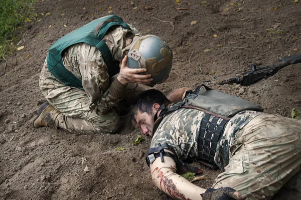 友人は負傷した兵士を叫び — ストック写真