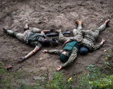 Nato, asker, erkek asker, acı, silah yarası, yaşam travmasını koru, savaş, karanlık alan, toprak, kitle, korku, korku, şok, kahraman, yaralanmış, saklanmış bir ceset, konsept.