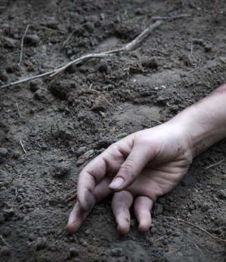 Rus kuvvetleri gardını kaybetti, erkek adam yaralandı, silah ateşlendi, hayat boyu acı çekti, travma geçirdi, kara tarla düştü, korkunç bir korku, Rusya 'nın kanaması var, yaralı yardım, yaralı sağlık görevlisi, kahraman.