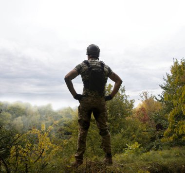 Yalnız başına yorgun ABD Vatansever Donanma Birimi 'nden erkek adam dinlenir ellerini kollarını açar. Tehlike arz eden Orman Ağacı Mesaj Alanı' na bak. Tek endişem, insan ağlaması. Kaybolmuş tıbbi kahraman Tanrı inancı kavramı.