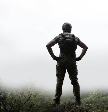 Yalnız, yorgun, genç, ABD 'li, NATO' lu erkek, dinleniyor. Kalça kemiğinde umut var. Sis bulutu, duman bulutu, gökyüzü mesaj alanı.