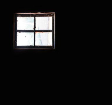 Paslı eski şehir yağmuru, boş boş çiftlik tuğlası kulübesi, loş delik, güneşli aydınlık beyaz gökyüzü. Kötü kırık çatlak yıpranmış ağ kasveti dağınık sınır duvarı metin alanı