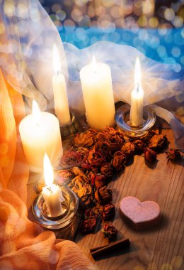 Samimi antika kutsal hatıra günü karanlık akşam evi banyosu mavi gökyüzü penceresi yazı uzayı afişi bile. Eski, yıpranmış beyaz masayı kapat. Hâlâ hayattayız. Pembe mumla aydınlatılmış sanat tebrik kartı dekoru.